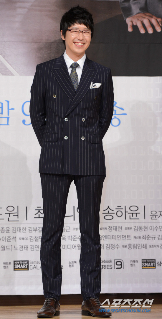 
	SBS �� ������ '����'�� ���۹�ǥȸ�� 22�� �� SBS ������� ���ȴ�. '����'�� ���ͳ� �� SNS�� �ı޷¿� ���� ����� ���� ���̹� ���繰�μ� ������ '����'���� ���� ���繰 �ŵ���� ���� �Դ� ������ �۰��� �����ϰ� �������� ���ΰ��� �þ� ȭ���� ������ �ִ�.

�������� ����Ÿ�ӿ� ��� ���ϰ� �ִ�.

�ֹ��� ���� deer@sportschosun.com /2012.05.22/


