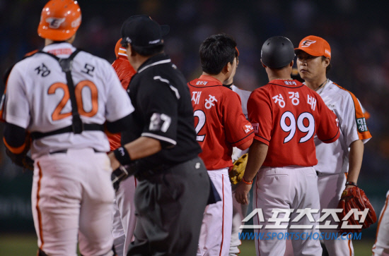 
	��ȭ �۽ſ��� 7ȸ�� SK �� ������ ���� ������ ��ġŬ����� ��������. SK ����ȫ�� �������ġ�� �۽ſ����� �����ϴ� ���. �۽ſ��� KBO�κ��� ���� 200������ 5��� �������� ¡�踦 �ްԵƴ�. ����=���� ���� kyungmin@sportschosun.com 


