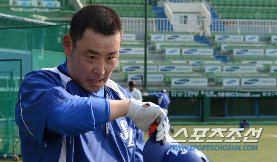 
	�Ｚ �������� 22�� �뱸 �ùξ߱��忡�� ������ �Ե����� �յΰ� �Ʒ��� �ϰ� �ִ�. �������� ����� �ϰ� ����忡 ��Ÿ�� ������ ������. �뱸=���ؿ� ���� noodle@sportschosun.com/2012.05.22/


