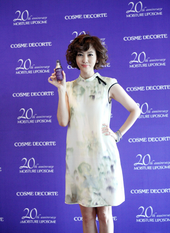 
	�賲�ְ� �ڽ��� ���ڸ��׿��� �ݶ󺸷��̼����� ��ī���� �����ߴ�.

��������=���Ǿ�


