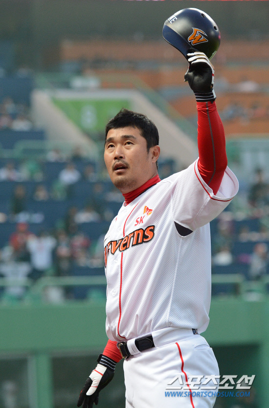 
	16�� ��õ���忡�� 2012 ���ξ߱� LG�� SK�� ��Ⱑ ���ȴ�. 3ȸ�� ���� SK ��ȣ���� �¿� �ַ����� ġ�� ���� �� ȯȣ�ϴ� ���߿��� ���ڸ� ���� ����ϰ� �ִ�. ��õ=����� ���� cjg@sportschosun.com/2012.05.16/


