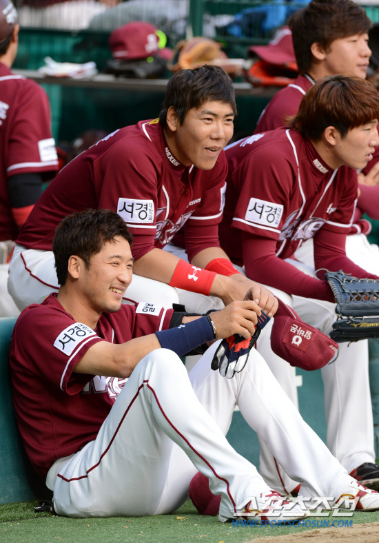 
	������ ���� �մ� ���� LG�� �ؼ��� 22�� ��ǿ��� ������. �ؼ� ���ñٰ� ����ȣ�� ��⿡ �ռ� ���� ǥ������ �̾߱⸦ ������ �ִ�. �ؼ��� �ý��� LG�� ���� 4�� 1���� ������ ���ϰ� �ִ�.

���=���������� rainmaker@sportschosun.com


