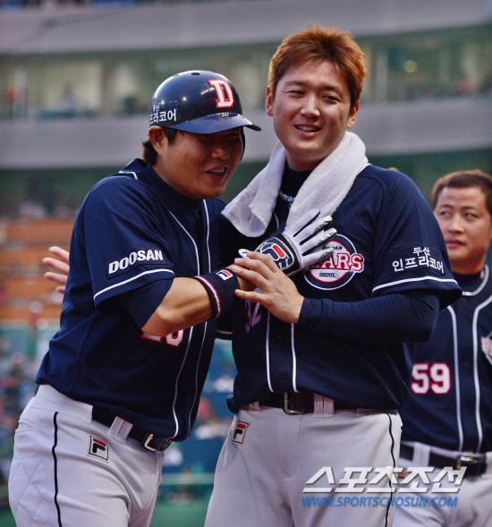 
	22�� ���� ��õ ���б��忡�� 2012 ���ξ߱� �λ�� SK�� ��Ⱑ ���ȴ�. 4ȸ�� �λ� ������(����)�� ���߿� �ַ�Ȩ���� ģ �� ���ƿ����� �������� �輱��� �⻵�ϰ� �ִ�.

��õ=���� ���� kyungmin@sportschosun.com / 2012.5.22.


