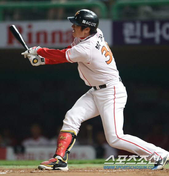 
	���ξ߱� SK�� LG�� ��Ⱑ 15�� ��õ ���б��忡�� ��������. 6ȸ�� 1�� 1�� �������� ���� 3��Ÿ�� ������ �ִ�.

��õ=���ؿ� ���� noodle@sportschosun.com/2012.05.15/


