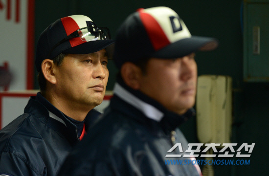 
	      '���� ���̹�' �λ�� LG�� �ָ� 3���� ������ ��Ⱑ 20�� ��� �߱��忡�� ���� ����. �λ� ������ ������ ����� �ɰ��� ǥ������ ��⸦ ���� ���� �ִ�. �λ��� 5���п� LG�� ���� ���⿡ ���ȴ�.

���=������ ���� rainmaker@sportschosun.com/2012.05.20/


