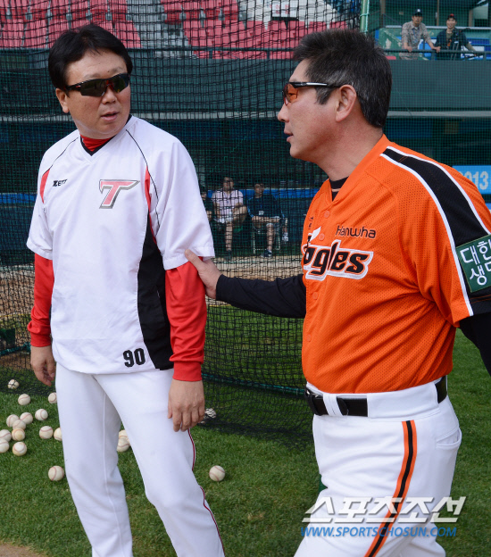 
	22�� ���� ��⿡ �ռ� KIA ������ ����(����)�� ��ȭ �Ѵ�ȭ ������ ������. �Ｚ ���� ������ ������ġ�� ��ģ�� ������ �� ���ž�� ���� 7��20�� �ѡ��� ���ξ߱� ������ ��ġ�� �����Ѵ�.  ����=����� ���� cjg@sportschosun.com/2012.05.22/


