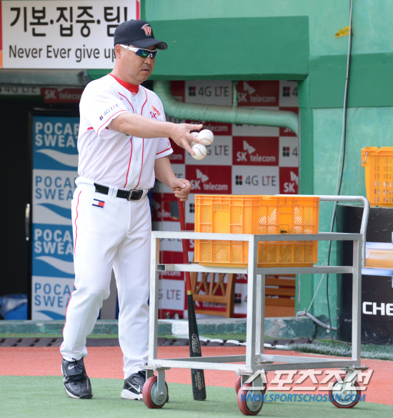 
	22�� ���� ��õ ���б��忡�� 2012 ���ξ߱� �λ�� SK�� ��Ⱑ ���ȴ�. ���� �� SK �̸��� ������ ���� �����ϰ� �ִ�.

��õ=���� ���� kyungmin@sportschosun.com / 2012.5.22.


