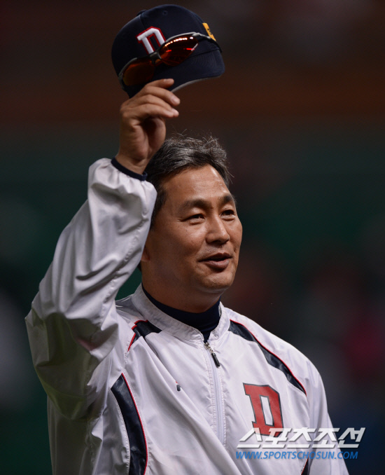 
	22�� ���� ��õ ���б��忡�� 2012 ���ξ߱� �λ�� SK�� ��Ⱑ ���ȴ�. 4��2�� �¸��ϸ� 5���п��� Ż���� �λ� ������ ������ ������ ���� �� ���ڸ� ���� ���ߵ鿡�� �λ��ϰ� �ִ�.

��õ=���� ���� kyungmin@sportschosun.com / 2012.5.22.


