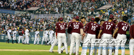 
	�ؼ� �������� 22�� LG�� 2��1 �¸��� �ŵΰ� �� â���� �ִ��� 7���¿� ������ �� �׶��忡 �� �����ϰ� �ִ�. �ݸ� LG�� �ؼ��� ���� �ý��� ������� 1�� 5�и� ����ߴ�.

���=���������� rainmaker@sportschosun.com


