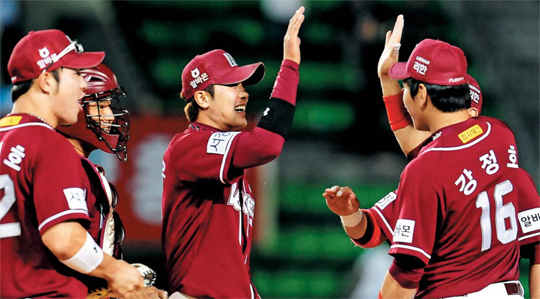 
	LG���� ���̹����Ρ����ض���ڡ������� �ؼ��� ��ĥ �� ������. �ؼ��� 22�� ��ǿ��� LG�� 2��1�� ���� �� �ִ��� 7������ �����ߴ�. ������ 22�� LG���� ��Ⱑ ������ �ؼ� �������� ���� ����ġ�� �⻵�ϴ� ���. /���ý� 
