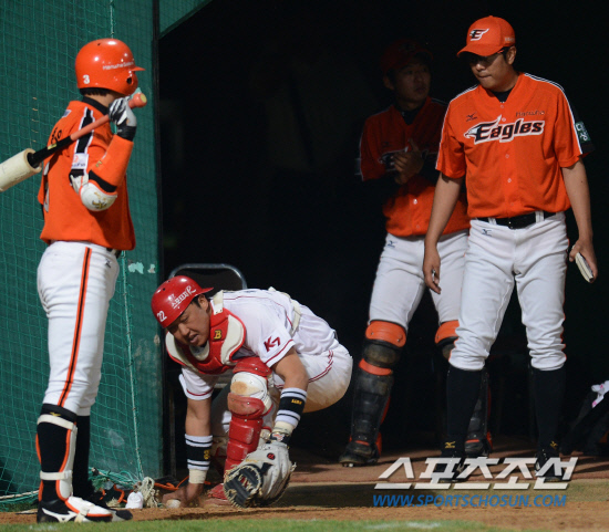 
	22�� ���ֱ��忡�� 2012 ���ξ߱� ��ȭ�� ����� ��Ⱑ ���ȴ�. 6ȸ�� 2�� ���� ��ȭ ������ Ÿ��, ��� ���� �ѱ����� ������ ���� ��ȭ ���ƿ����� �귯���� ��� ����� ������ �޷��� ��� �ִ�. �� ���� 3������ �������� Ȩ���ߴ�. ����=����� ���� cjg@sportschosun.com/2012.05.22/


