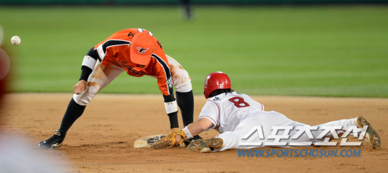 
	22�� ���ֱ��忡�� 2012 ���ξ߱� ��ȭ�� ����� ��Ⱑ ���ȴ�. 4ȸ�� 2�� 1�� ��� ���� Ÿ�� �� 1������ ��ġȫ�� 2�絵�翡 �����ϰ� �ִ�. ����=����� ���� cjg@sportschosun.com/2012.05.22/


