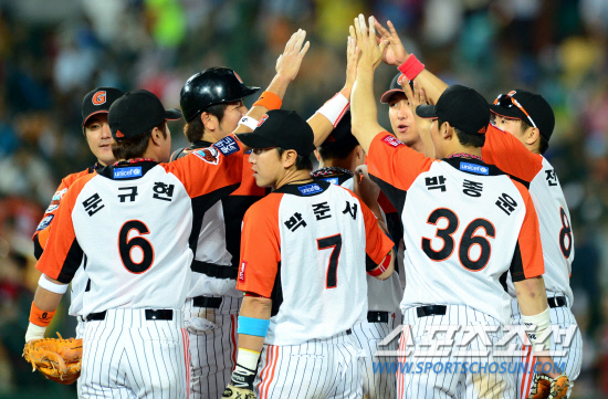 
	20�� �λ�����߱��忡�� ���� ���ξ߱� �Ե��� KIA�� �ָ� 3���� ������ ��⿡�� �Ե��� KIA�� 6��4�� �¸��ϸ� �ø��� ������ �޼��ߴ�. �ݸ�,  KIA�� �Ե��� 12���и� ���ϸ� �ƽ��� ����� �̾� ������. ��� ���� �� �������̺긦 ������ �ִ� �Ե� ������.

�λ�=������ ���� songs@sportschosum.com/2012.5.20


