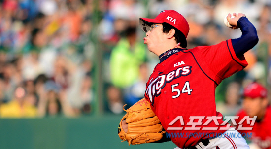 
	���� ���͸� �غ����� KIA ������. ������ ���� songs@sportschosum.com/2012.5.20


