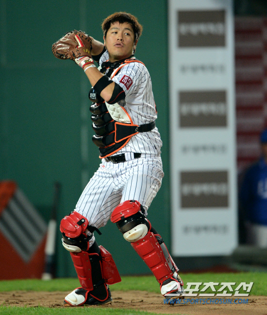 
	�Ե��� �Ｚ�� ���� 3���� �ι�° ��Ⱑ 9�� �λ� �������忡�� ���ȴ�. �Ե� ����ȣ�� ���� ��ġ�� �ִ�.   �λ�=���� ���� wook@sportschosun.com/2012.05.09/ 


