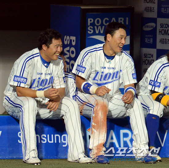 
	���ξ߱� �Ｚ�� �Ե��� ��Ⱑ 22�� �뱸 �ùξ߱��忡�� ��������. ����Ÿ �����̿� ����Ÿ �̽¿��� ���ƿ��� �ɾ� ������ �̾߱��ϰ� �ִ�.

�뱸=���ؿ� ���� noodle@sportschosun.com/2012.05.22/


