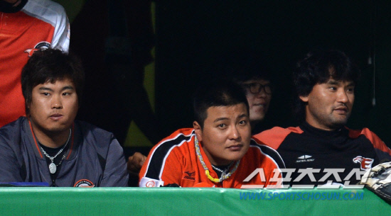 
	22�� ���ֱ��忡�� 2012 ���ξ߱� ��ȭ�� ����� ��Ⱑ ���ȴ�. 7ȸ ��ȭ�� 3-1�� �ռ� ��� ������ ���±� ����ȣ�� ���ƿ��� ������ �ɾ� ��⸦ ���Ѻ��� �ִ�. ����=����� ���� cjg@sportschosun.com/2012.05.22/


