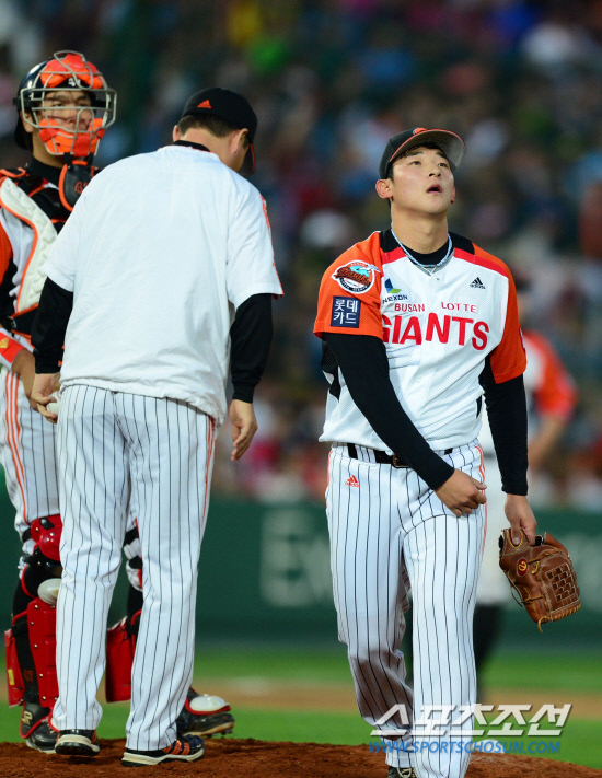 
	20�� �λ�����߱��忡�� ���� ���ξ߱� �Ե��� KIA�� �ָ� 3���� ������ ��⿡�� KIA �̹�ȣ�� 7ȸ 2�� 1�翡�� �Ե� �ִ뼺�� ���� ��� �������� ���ȴ�. ���� ǥ������ ���� ���ϰ� �ִ� �ִ뼺.

�λ�=������ ���� songs@sportschosum.com/2012.5.20


