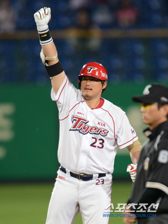 
	22�� ���ֱ��忡�� 2012 ���ξ߱� ��ȭ�� ����� ��Ⱑ ���ȴ�. 8ȸ�� ���� 1,2�� ��� ������ 2Ÿ�� ���� 2��Ÿ�� ġ�� ȯȣ�ϰ� �ִ�. ����=����� ���� cjg@sportschosun.com/2012.05.22/


