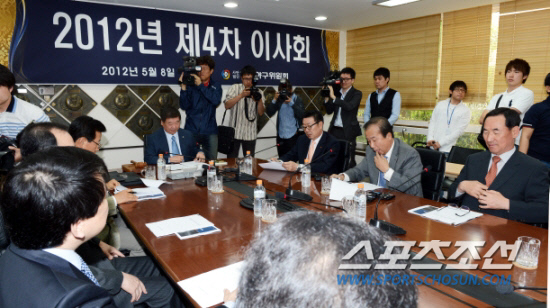 
	���� 8�� ���� 2012�� KBO ��4�� �̻�ȸ�� ���. 

���ؿ� ���� noodle@sportschosun.com


