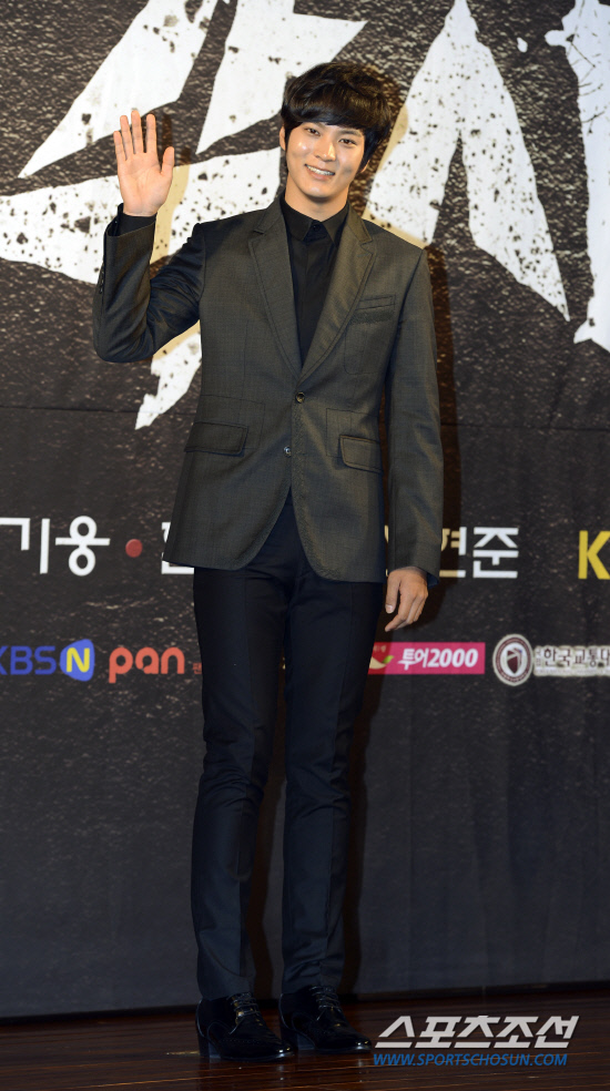 
	23�� ���� 63�������� KBS 2TV ��� '����Ż' ���۹�ǥȸ�� ���ȴ�. �ֿ��� ����Ÿ�ӿ��� ��� ���ϰ� �ִ�. '����Ż'�� ��ȭ�� �㿵���� ���� ��ȭ�� ���ȭ�� ��ǰ. ���� ġ�Ͽ����� �Ͽ��� ����, �� �ӿ��� ����ó�� ������ �ѱ��� ����������� Ȱ��� �׵��� ��� �̾߱�� 30�� ù ��۵ȴ�. 

�躸�� ���� boradori@sportschosun.com/2012. 05. 23/


