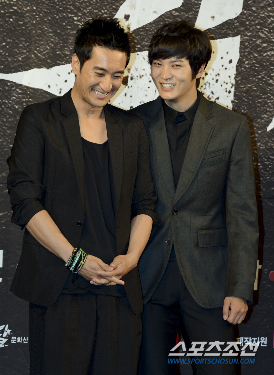 
	23�� ���� 63�������� KBS 2TV ��� '����Ż' ���۹�ǥȸ�� ���ȴ�. �����ذ� �ֿ��� ����Ÿ�ӿ��� ��� ���ϰ� �ִ�. '����Ż'�� ��ȭ�� �㿵���� ���� ��ȭ�� ���ȭ�� ��ǰ. ���� ġ�Ͽ����� �Ͽ��� ����, �� �ӿ��� ����ó�� ������ �ѱ��� ����������� Ȱ��� �׵��� ��� �̾߱�� 30�� ù ��۵ȴ�. 

�躸�� ���� boradori@sportschosun.com/2012. 05. 23/


