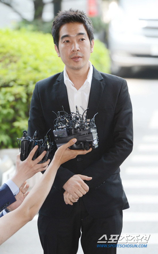 
	�̼����� ���� ���Ǹ� �ް� �ִ� ���� �� ����� �������� 23�� ��������ɻ縦 �ޱ� ���� ���� ������������� �⼮�ϰ� �ִ�. �ֹ��� ���� deer@sportschosun.com 


