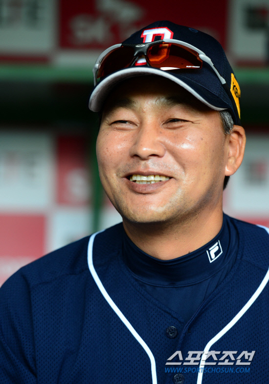 
	23�� ��õ���о߱��忡�� ���� ���ξ߱� �λ�� SK�� ��⿡�� ��� �� �λ� ������ ������ ���ƿ����� ���ڵ�� ��ȭ�� ������ �ִ�.

��õ=������ ���� songs@sportschosum.com/2012.5.23


