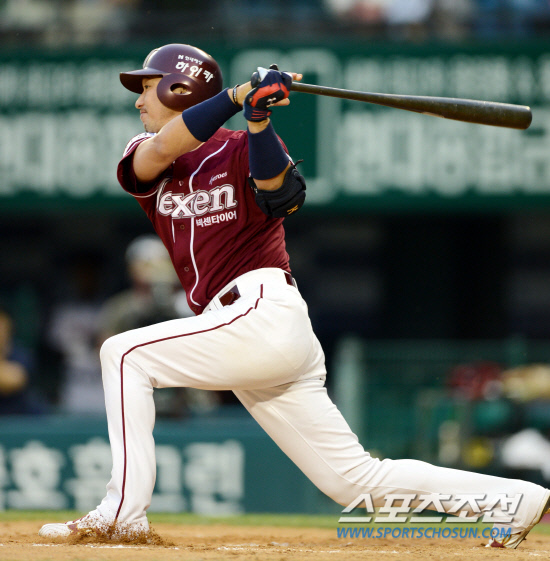 
	   ������ ���� �մ� ���� LG�� �ؼ��� 22�� ��ǿ��� ������. �ý��� 4�� 1�з� ���� ������ ���ϰ� �ִ� �ؼ� ���ñ��� 3ȸ�� 2�� 2�翡�� ����Ÿ�� ġ�� �ִ�. 

���=���������� rainmaker@sportschosun.com/2012.05.22/


