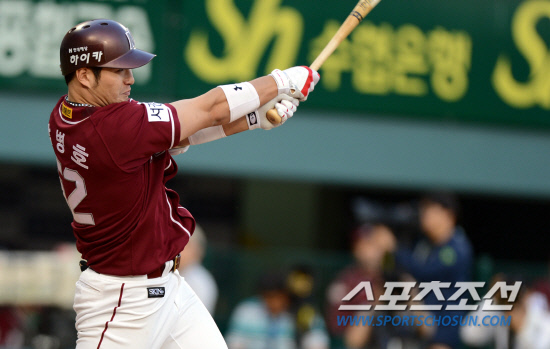 
	     �ý��� �ְ� ���̹��� ������ LG�� �ؼ��� 2012 ���ξ߱� ��Ⱑ 23�� ��� �߱��忡�� ���� ����. �ؼ� 2ȸ�� ���� 2�� ���翡�� �ں�ȣ�� 2Ÿ�� ����Ÿ�� ������ �ִ�.

���=������ ���� rainmaker@sportschosun.com/2012.05.23/


