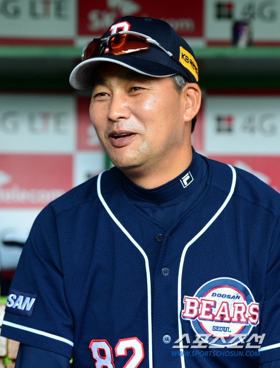 
	23�� ��õ���о߱��忡�� ���� ���ξ߱� �λ�� SK�� ��⿡�� ��� �� �λ� ������ ������ ���ƿ����� ���ڵ�� ��ȭ�� ������ �ִ�.

��õ=������ ���� songs@sportschosum.com/2012.5.23


