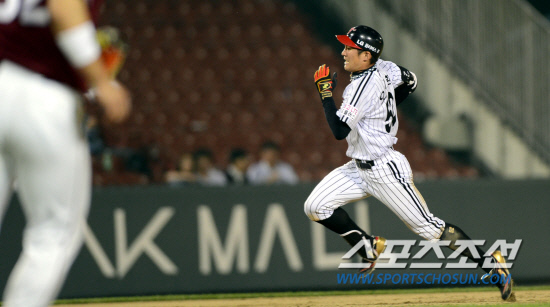 
	   �ý��� �ְ� ���̹��� ������ LG�� �ؼ��� 2012 ���ξ߱� ��Ⱑ 23�� ��� �߱��忡�� ���� ����. LG ����ȯ�� 8ȸ�� 2�� 1�翡�� �߰߼��� ��Ÿ�� ġ�� ���� �ڷ� ������ ���� Ȩ���� �پ� ��� ������ �÷ȴ�. ����ȯ�� �׶��� Ȩ������ ��� �ƴ�.

���=������ ���� rainmaker@sportschosun.com/2012.05.23/


