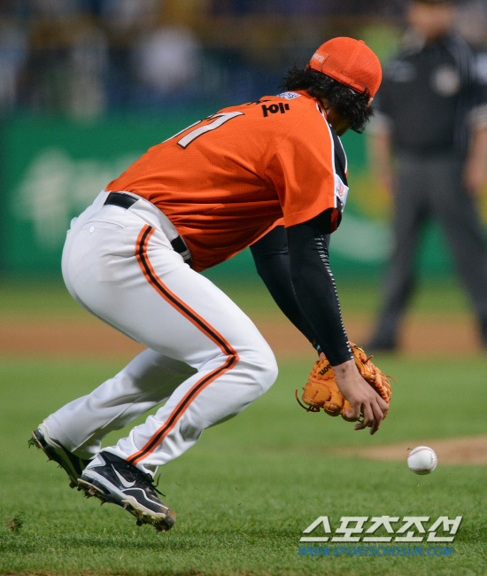 
	23�� ���ֱ��忡�� 2012 ���ξ߱� ��ȭ�� ����� ��Ⱑ ���ȴ�. 7ȸ�� ���� 1,2�� ��ȭ ����ȣ�� ��� �̿���� ��Ʈ Ÿ���� ��� ���ϰ� 3��� �������� ��ġ�� �ִ�. ����=����� ���� cjg@sportschosun.com/2012.05.23/


