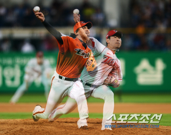 
	�̱� ���������׸� ȣ���ߴ� ��ȭ ����ȣ�� ���� �ѱ� ���ξ߱� ���׸� �����ϰ� �ִ� ��� �������� �ٽ� ������. 23�� ���ֱ��忡�� 2012 ���ξ߱� ��ȭ�� ����� ��Ⱑ ���ȴ�. �̳� ���� ������ �´���� ��ģ ����ȣ�� �������� ���� 6ȸ���� 1���� ���� �ϸ� ������ ����� ���ƴ�. �������� 6ȸ���� ���� �� 7ȸ�� ���������� ��ü�ư�, ����ȣ�� 7ȸ���� ���������� ���� ���翡�� ��� �輱�󿡰� ��Ÿ�� ����ϸ� 1���� ���� ����带 ��������. �� ����� ���� ����� �� ��ġ���� �Կ��� �� ���� �������� �ռ��ߴ�. ����ȣ�� �����κ��� ������ ���ʿ��� ������ ���� �� �� �ִ�. ����=����� ���� cjg@sportschosun.com/2012.05.23/


