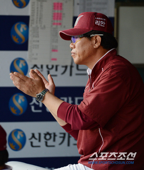 
	    �ý��� �ְ� ���̹��� ������ LG�� �ؼ��� 2012 ���ξ߱� ��Ⱑ 23�� ��� �߱��忡�� ���� ����. �ؼ� ����� ������ 1ȸ �ں����� 2��Ÿ�� �������� ������ �ø��� �ڼ��� ġ�� �����ϰ� �ִ�.

���=������ ���� rainmaker@sportschosun.com/2012.05.23/


