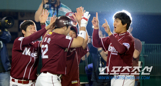 
	�ؼ� �ں�ȣ�� 8ȸ�� ���ñٿ� �̾� ����Ÿ�� Ȩ���� ġ�� ������ �������̺긦 �ϰ� �ִ�.

���=������ ���� rainmaker@sportschosun.com


