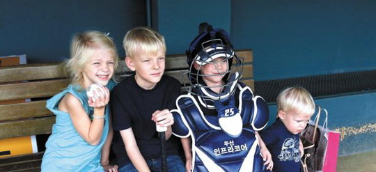 
	�λ� ���� �������� ���̵��� ��Ǳ��忡�� �ƹ����� ��ϴ� ����� ���� �ִ�. ���ʺ��� ��° �޸�, ù° ķ��, ��° ����, ���� ü�̽�. �����ʹ� �� �޸��� �¾ �� 3�� ���� ���庴 ������ ���� ���� � �־ �߱� �����ʰ� ������ �������� ���޾Ҵٰ� �ߴ�. �Ʒ� ������ �����Ͱ� ���� 3�� ��ǿ��� ���� �ؼ����� �ù���⿡�� ���� ������ ���. /�α��ڴ��� ����
