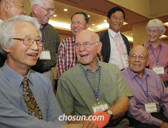 
		45�� ���� �Ӹ��� �Ͼ�� ���� ���°� ���ڰ� �ٽ� ������. 23�� ���� ���� ������ ���ڵ� �������б� ������Ȧ���� 6��25 ���� �ѱ����� ������� Ȱ���ϸ� ���� �Ƶ����� ������� ����(83�����)���� ���� �����(65������)���� ���� ���� ����� �⻵�ϰ� �ִ�. /ä�¿� ���� rainman@chosun.com
