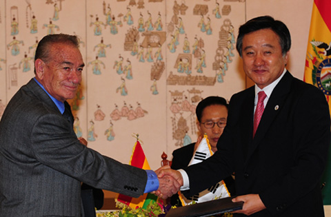 
	�����(������) �ѱ������ڿ����� ����� �̶��� ������� ������������ ������ 2010�� 8�� 26�� û�ʹ뿡�� �籹 ������ ���Ѻ��� ��� ��������� ������ ȣ���� ����� ��Ƭ ���߻���� �ѱ������ڿ����縦 ����� �츮 ������� �����ϴ� ������ �⺻���Ǽ��� ü���ϰ� �Ǽ��ϰ� �ִ�. /�ּ�ȣ ���� choish@chosun.com
