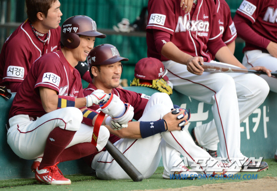 
	�ý��� �ְ� ���̹��� ������ LG�� �ؼ��� 2012 ���ξ߱� ��Ⱑ 23�� ��� �߱��忡�� ���� ����. â���� ó������ 7������ �޸��� �ִ� �ؼ��� �������� ���ñ��� ��⸦ ��ٸ��� ȯ�ϰ� ���� �ִ�.

���=������ ���� rainmaker@sportschosun.com/2012.05.23/


