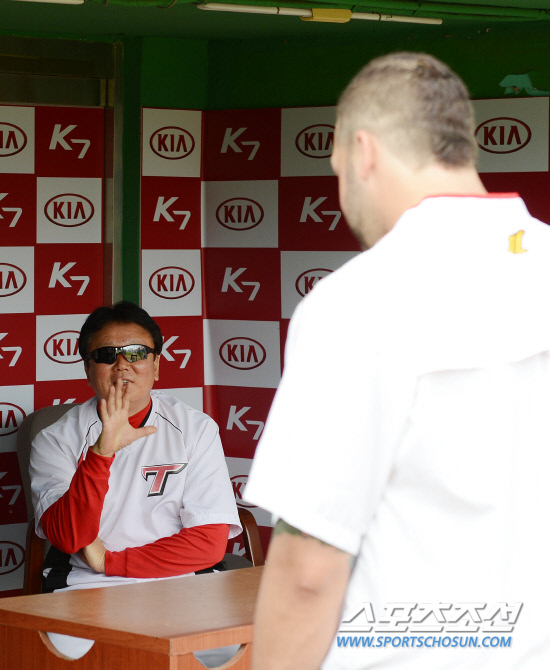 
	22�� ���� ��ȭ���� �ռ� KIA �ؼ��ϰ� ���ƿ����� ������ ������ ������ ���� ���ڸ� ���� ������ ���� �λ縦 �ϰ� �ִ�.�� ������ ��¦ ��Ȥ��������� ǥ���� ��̷Ӵ�.  ����=����� ���� cjg@sportschosun.com/2012.05.22/


