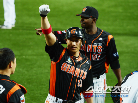 
	���ξ߱� �Ե��� �Ｚ�� ��Ⱑ 23�� �뱸 �ùξ߱��忡�� ��������. 8ȸ�� 1�� 2,3�� Ȳ����� ���� 3�� Ȩ���� �Ͷ߸��� ȯȣ�ϰ� �ִ�.  �뱸=���ؿ� ���� noodle@sportschosun.com/2012.05.23/


