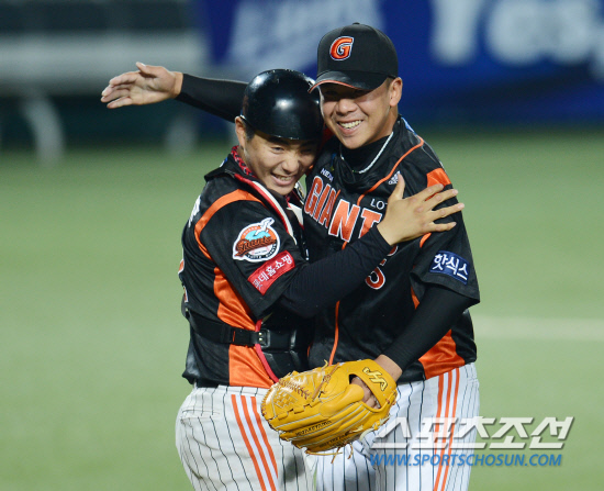 
	���ξ߱� �Ե��� �Ｚ�� ��Ⱑ 23�� �뱸 �ùξ߱��忡�� ��������. 1���� �¸��� ���ѳ� ������� ���̵����� ����ư� �¸��� ����� ������ �ִ�.

�뱸=���ؿ� ���� noodle@sportschosun.com/2012.05.23/


