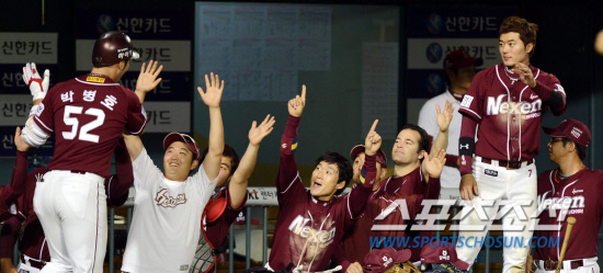 
	23�� ������ LG-�ؼ���. 8ȸ ���ñٿ� �̾� ����Ÿ�� Ȩ���� ��Ʈ�� �ؼ� �ں�ȣ�� ���ƿ����� ������ �������̺긦 �ϰ� �ִ�. ���=������ ���� rainmaker@sportschosun.com


