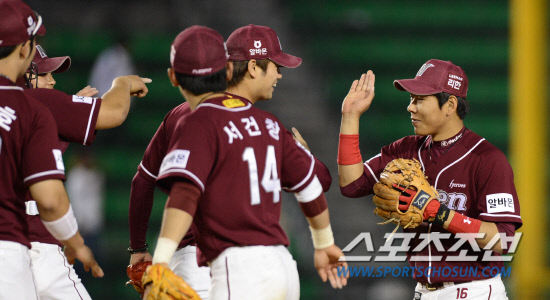 
	23�� LG�� ���� 8������ ���޸��� 1���� ���� �ؼ� �������� ��Ⱑ ���� �� �׶��忡�� �¸��� �����ϰ� �ִ�. ���=������ ���� rainmaker@sportschosun.com


