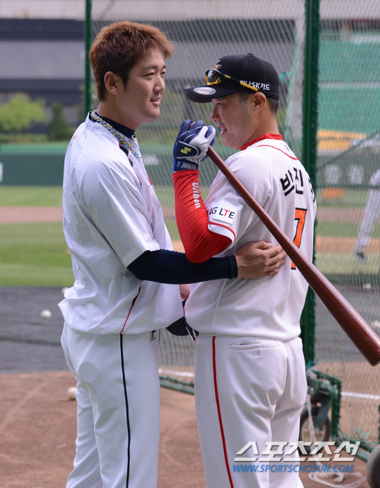 
	24�� ���� ��õ ���б��忡�� 2012 ���ξ߱� �λ�� SK�� ��Ⱑ ���ȴ�. ���� �� SK ������(������)�� �λ� �輱�찡 �ݰ��� �λ縦 ������ �ִ�.

��õ=���� ���� kyungmin@sportschosun.com / 2012.5.24.


