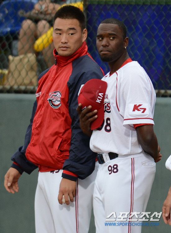 
	24�� ���ֱ��忡�� 2012 ���ξ߱� ��ȭ�� ����� ��Ⱑ ���ȴ�. �̳� ������ ������ ��̷�� ��ſ� ���Ӱ� ���� �շ��� �һ簡 ������� �Բ� �����Ƿʸ� �ϱ� ���� ���ִ�. ����=����� ���� cjg@sportschosun.com/2012.05.24/


