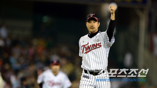 
	LG ���߱��� 9ȸ�� �ؼ� ������Ÿ�ڸ� ���ͼ��ö��̷� ó���� �� �ָ��� �Ҳ� ��� �ִ�.

���=������ ���� rainmaker@sportschosun.com


