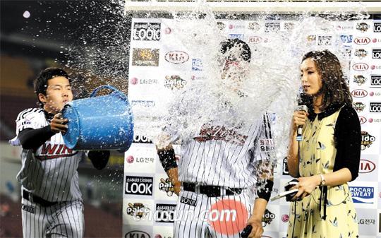 
	�����ͱ��� ������ ��� - 24�� ���ξ߱� ��ǰ�⿡�� LG�� �ؼ��� 5��3���� ����ġ��
�ؼ��� ���п��� Ż���ߴ�. �̳� 1ȸ ���Ÿ�� ��� 4Ÿ�� 3��Ÿ 2Ÿ������ Ȱ���� �������� ��� ���ͺ並 �ϴ� ���� �����԰� ���� �ٰ��� ���� �Ѹ��� �ִ�. ���ͺ並 �����ϴ� ���ο� �����͵� �Բ� �������� �¾Ҵ�. /������ ����
