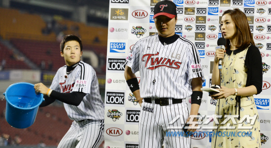 
	�ƹ������� �ĵ��ĵ� ���� ����� �ƴ� �� ��������. LG ������(����)�� 24�� ��� �ؼ����� ���� �� ���Ƽ��� ���ͺ並 �ϰ� �ִ� �쵿�� ���� ���������� ����ź �����Ӵϸ� �ϱ� ���� �غ��ϰ� �ִ�. ������ ������ �������� ������ ��ī�Ӵ�.

���=������ ���� rainmaker@sportschosun.com


